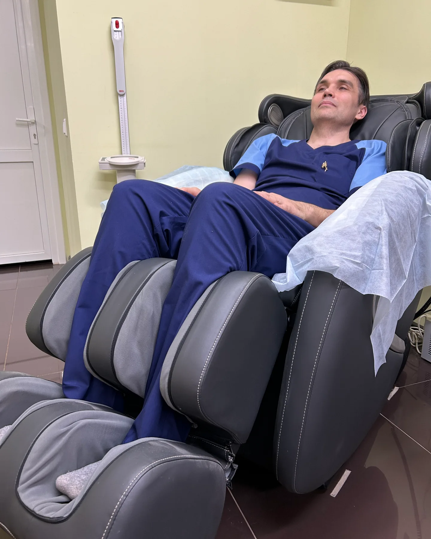Ильдар Инелевич демонстрирует массажное кресло в кабинете